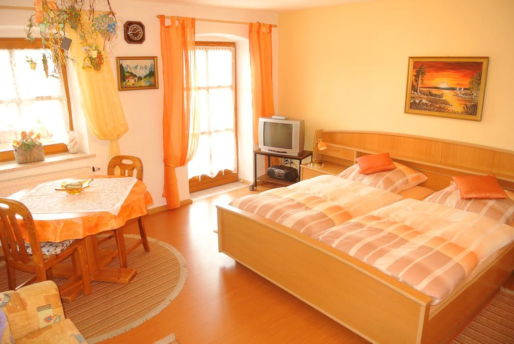 Haus Am Waldrand - Ferienwohnung Augustin กราเฟอเนา ภายนอก รูปภาพ