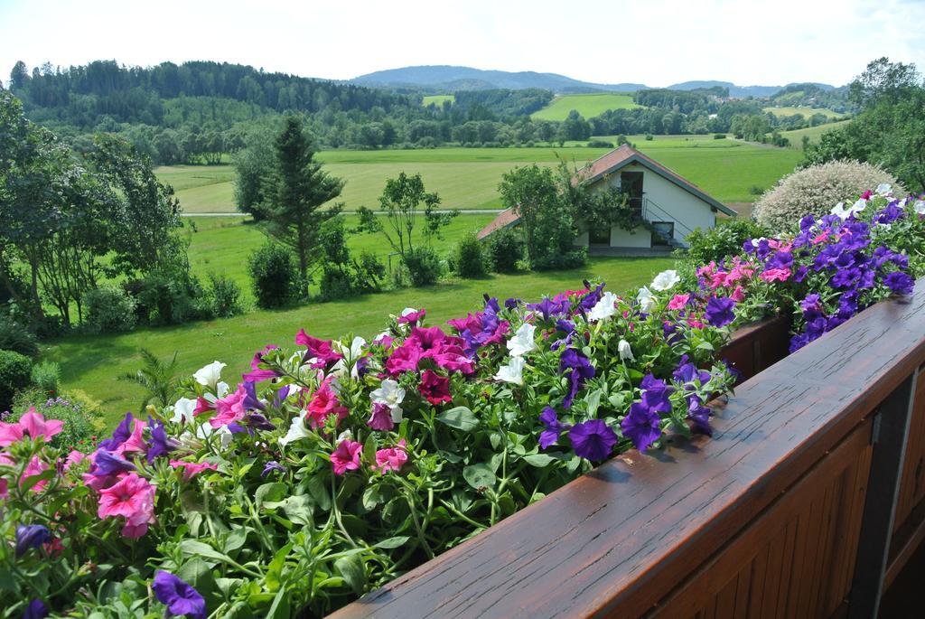 Haus Am Waldrand - Ferienwohnung Augustin กราเฟอเนา ภายนอก รูปภาพ